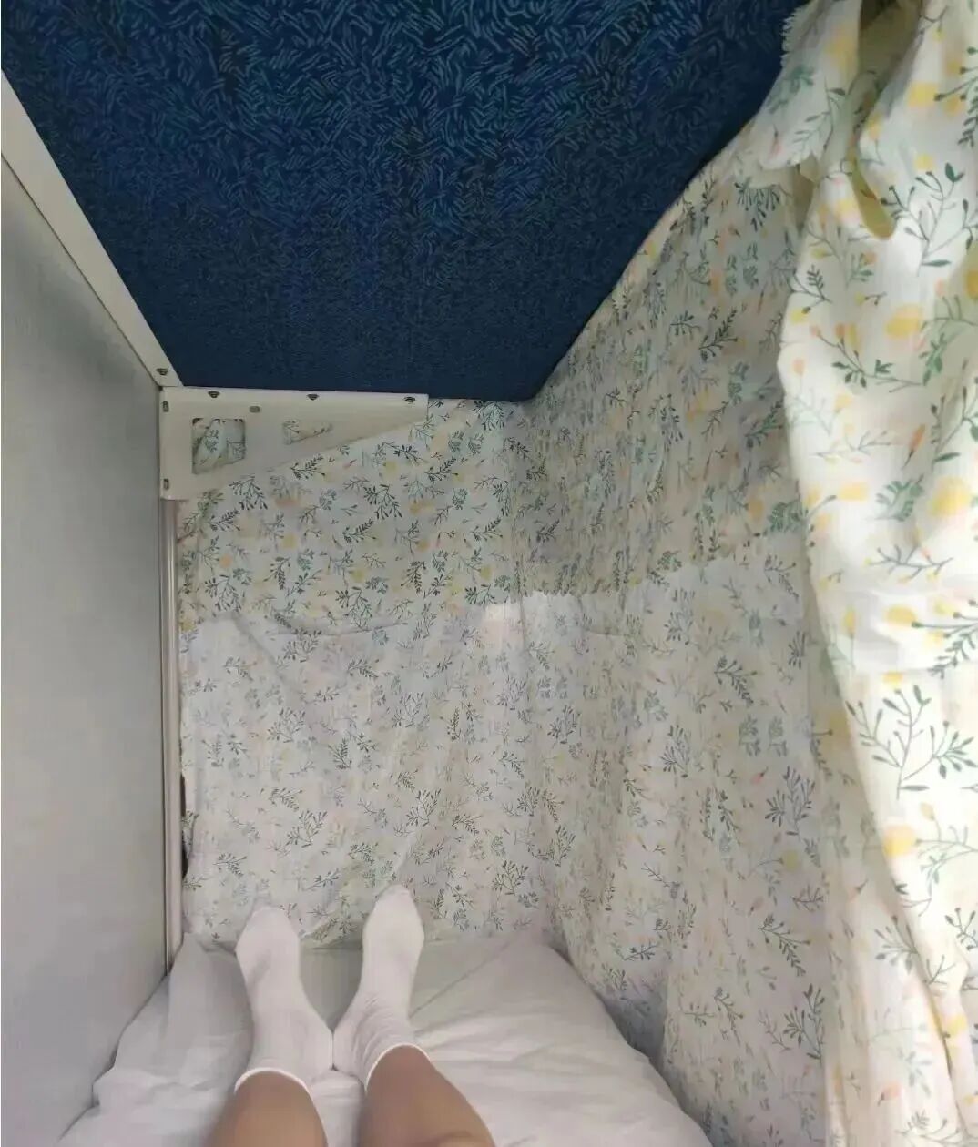 女乘客坐火车卧铺打伞遮隐私引发热议，网友建议卧铺区增设床帘，12306回应→