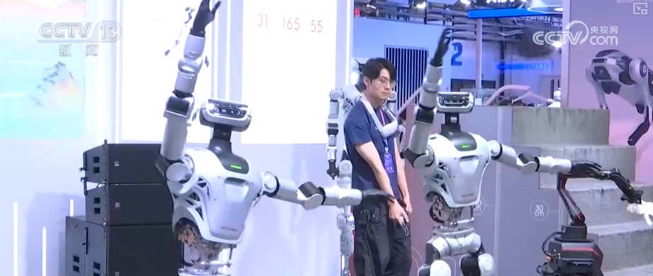 加速迭代，爆发！具身智能机器人产业从硬科技突破与场景化落地双向发力