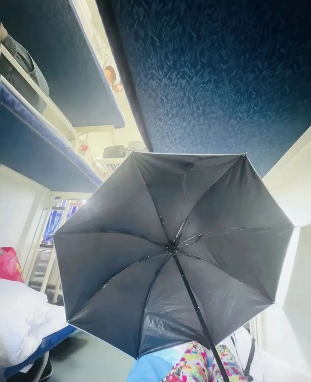 女乘客坐火车卧铺打伞遮隐私引发热议，网友建议卧铺区增设床帘，12306回应→