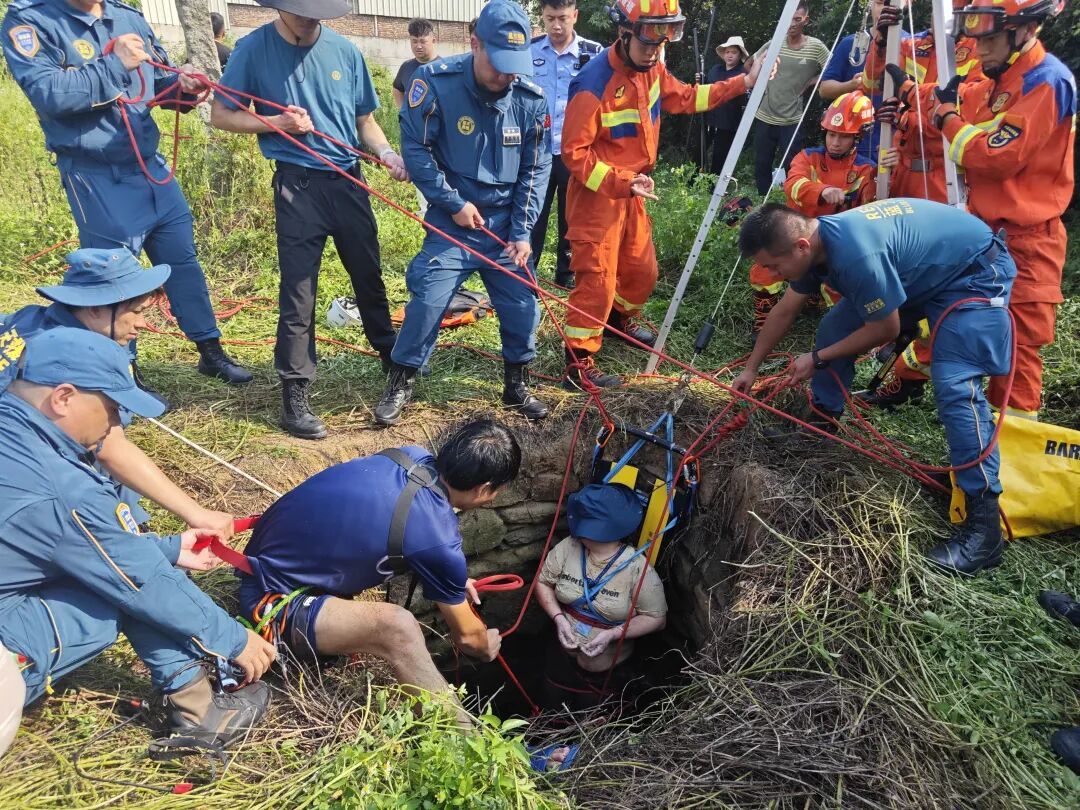 女子散步时意外坠井，身上爬满蛇！被咬也不敢动…整整54小时