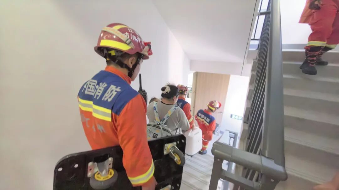 5分钟爬26楼！他们为缺氧婴儿抢回生机