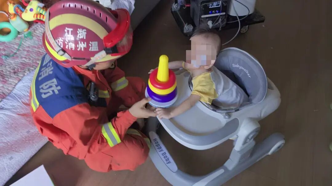 5分钟爬26楼！他们为缺氧婴儿抢回生机