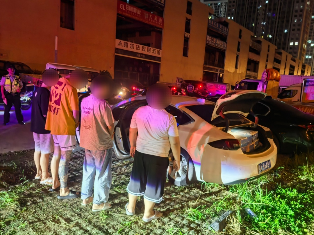 紧急提醒：见到这种紫色“保温壶”，马上报警！