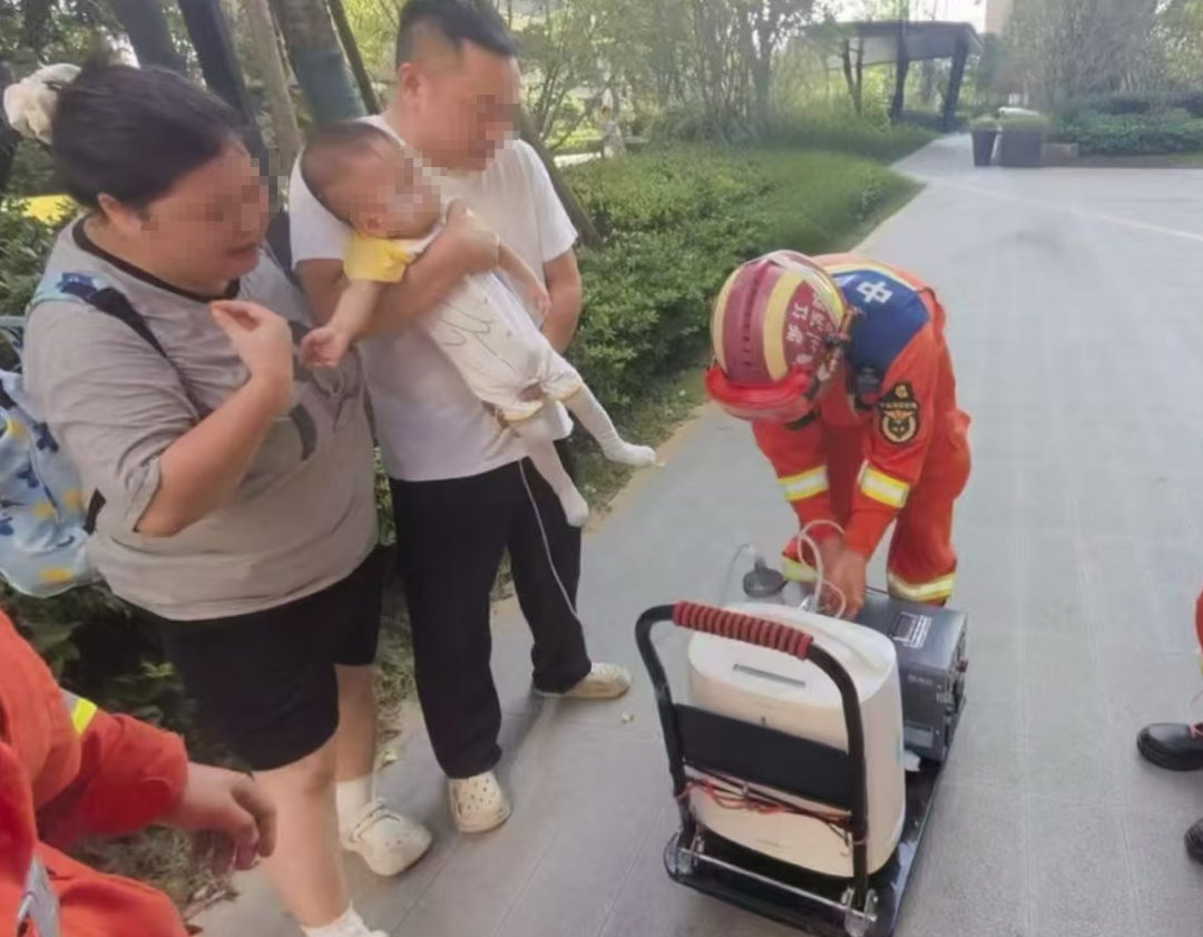 5分钟爬26楼！他们为缺氧婴儿抢回生机