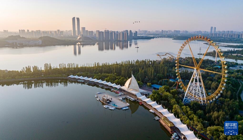宁夏银川：城在湖中城愈美 湖在城中湖更秀