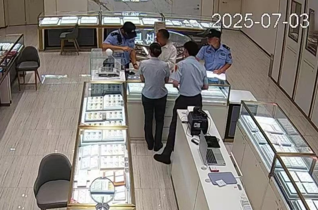 神色慌张，花18万多买金条？北京一金店员工果断报警！