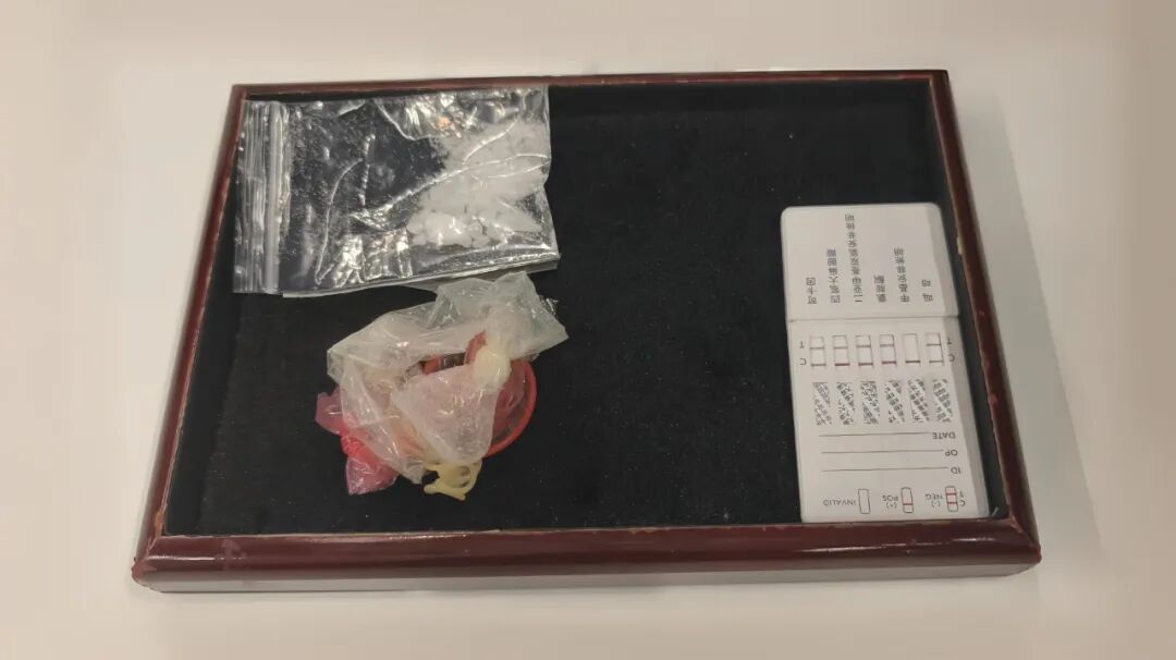 海关关员在一男子肛门内查获用避孕套包裹的可疑白色晶体2克，已移交海关缉私部门处理
