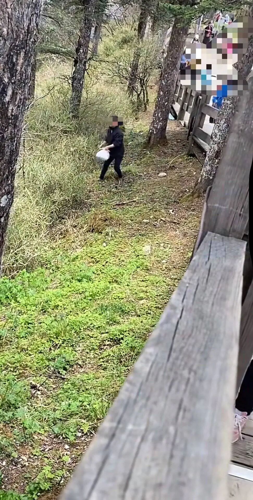 保洁员直接将袋装垃圾往山下扔？网友质疑！景区致歉