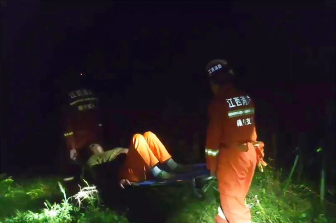 结伴登山被“刺客”追着咬!一成年男子倒地昏迷 结伴登山被“刺客”追着咬!一成年男子倒地昏迷