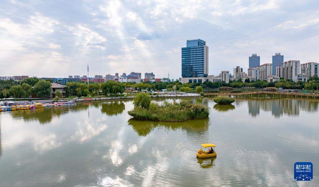 宁夏银川：城在湖中城愈美 湖在城中湖更秀