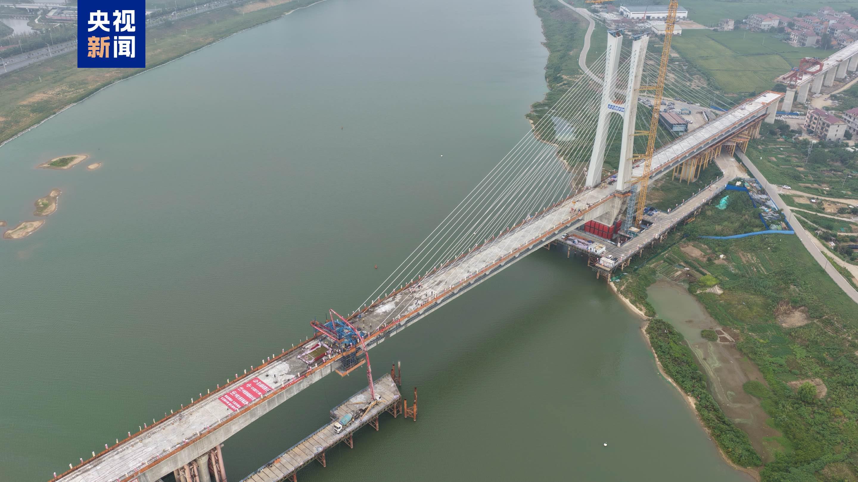 昌九高铁南昌扬子洲赣江公铁大桥主桥顺利合龙