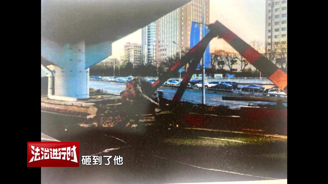 3.3米货车撞上2.5米限高杆，骑车人被砸身亡