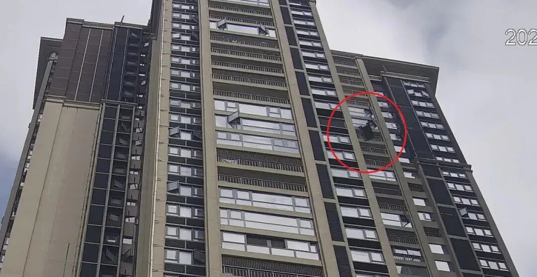 从43楼扔20寸行李箱险砸路人!女子狡辩称 “没拿住” 从43楼扔20寸行李箱险砸路人!女子狡辩称 “没拿住”