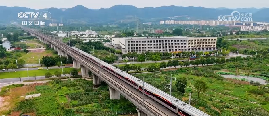“双节”假期点燃公众出游意愿 多条热门线路车票紧俏