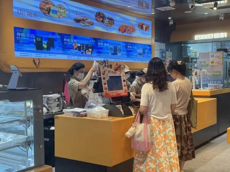 上海网红面包店突然关闭2家门店，此前排队火爆！有人一次性刷掉300元，网友吐槽→