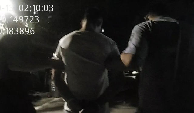 杭州女子回家目睹陌生“女子”在翻箱倒柜！小偷逃亡中脱掉假发和衣服，监控曝光