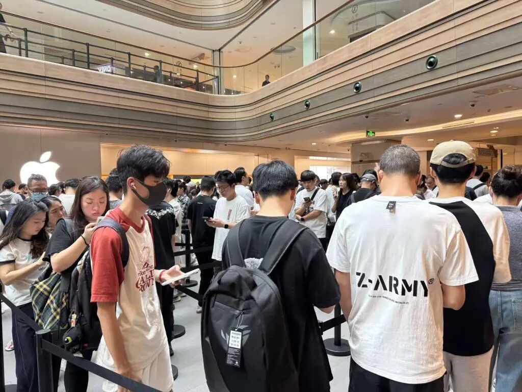 直击iPhone 17开售首日，大批黄牛集聚、回收谨慎