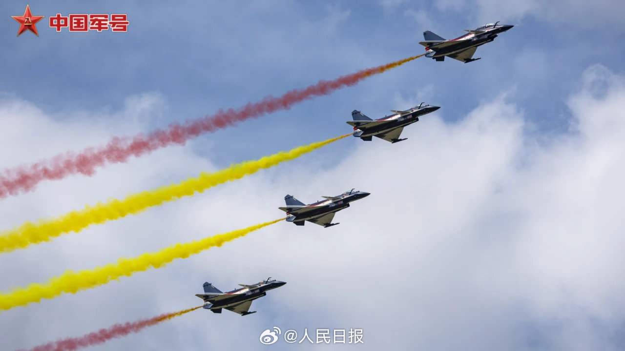 收藏壁纸！八一飞行表演队天际炫舞