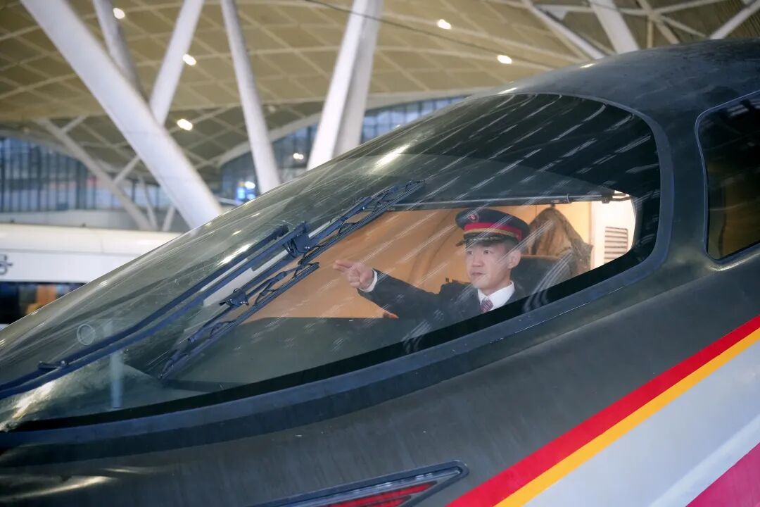 时速350公里,武汉45岁司机开高铁 时速350公里,武汉45岁司机开高铁