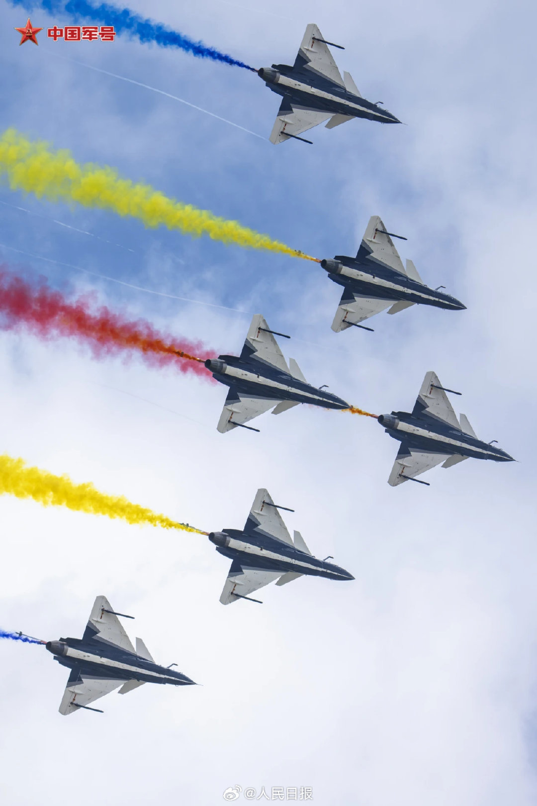 收藏壁纸！八一飞行表演队天际炫舞