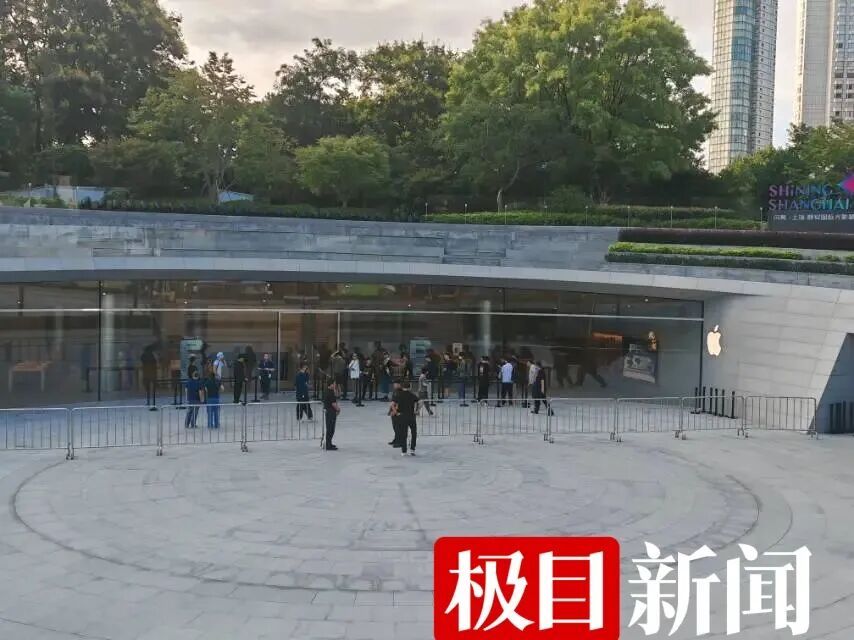 iPhone17系列发售首日，多地门店排起长队