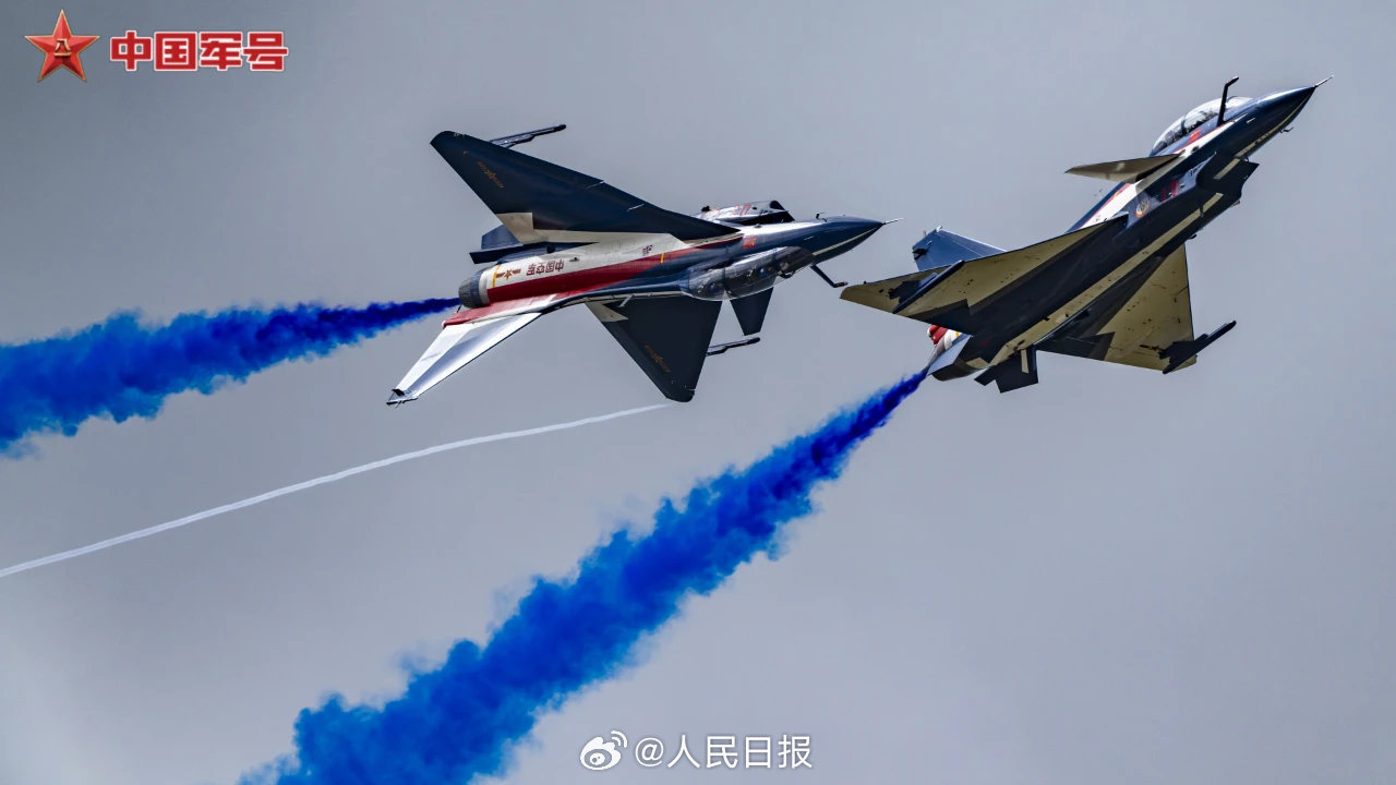 收藏壁纸！八一飞行表演队天际炫舞