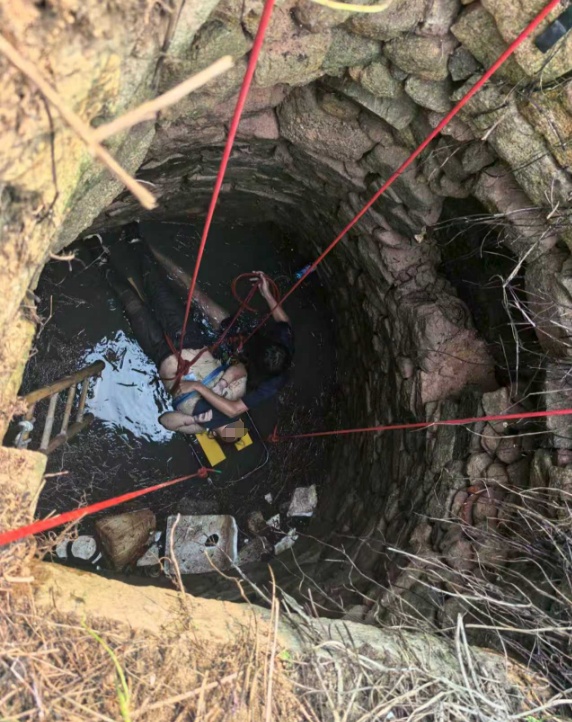 多条蛇缠身,女子被咬了也不敢动!深井内苦撑54小时后…… 多条蛇缠身,女子被咬了也不敢动!深井内苦撑54小时后……