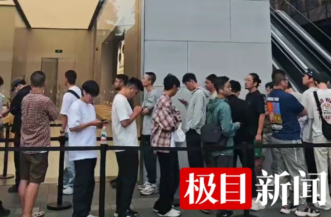 iPhone17系列发售首日，多地门店排起长队
