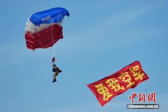 歼-20首次静态展示并编队通场！一大波战机图来了