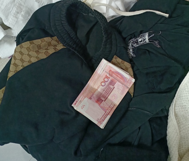 杭州女子回家目睹陌生“女子”在翻箱倒柜！小偷逃亡中脱掉假发和衣服，监控曝光