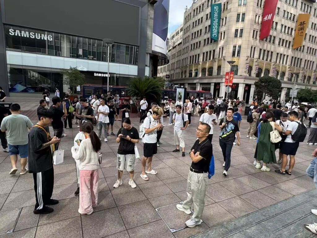 直击iPhone 17开售首日，大批黄牛集聚、回收谨慎