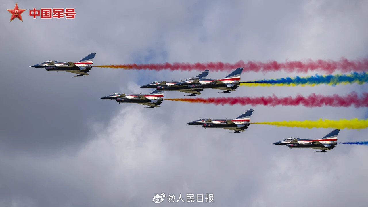 收藏壁纸！八一飞行表演队天际炫舞