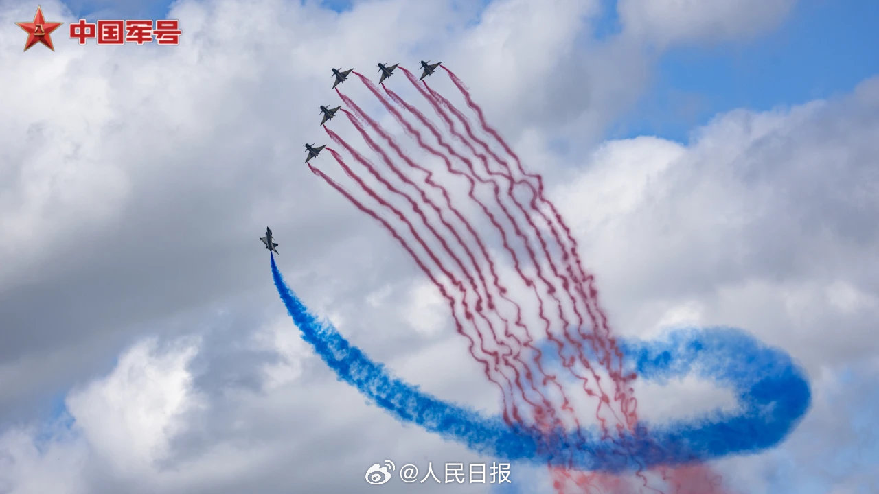收藏壁纸！八一飞行表演队天际炫舞