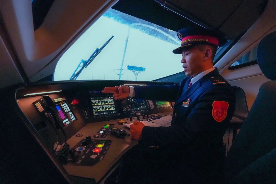 时速350公里,武汉45岁司机开高铁 时速350公里,武汉45岁司机开高铁