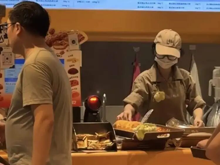 上海网红面包店突然关闭2家门店，此前排队火爆！有人一次性刷掉300元，网友吐槽→