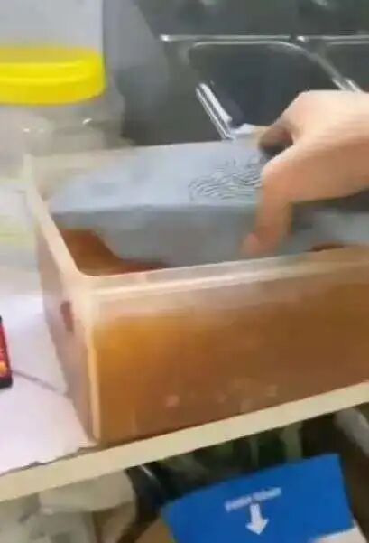 奶茶店员工第一天上班将拖鞋放进配料盆：行拘、停业整改！