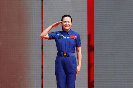 王浩泽回母校成大型追星现场