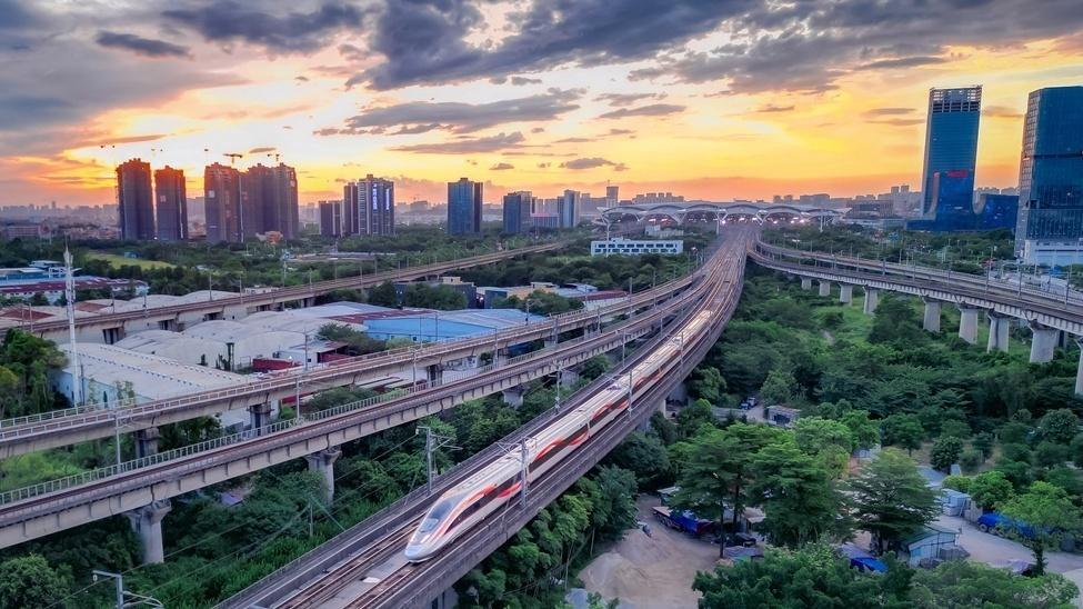 1至8月全国铁路发送旅客32亿人次，发送货物26.83亿吨