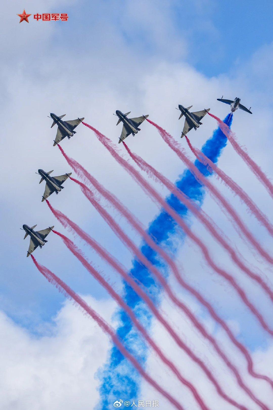 收藏壁纸！八一飞行表演队天际炫舞