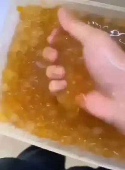 奶茶店员工第一天上班将拖鞋放进配料盆：行拘、停业整改！