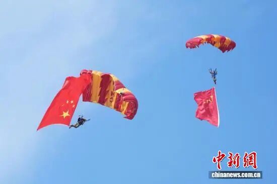 歼-20首次静态展示并编队通场！一大波战机图来了