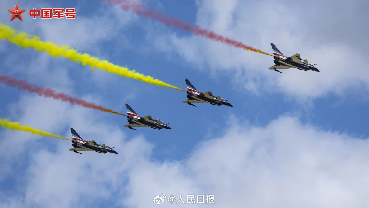 收藏壁纸！八一飞行表演队天际炫舞