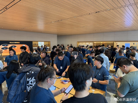 iPhone 17正式开售，橙色Pro Max黄牛最高加价1500元