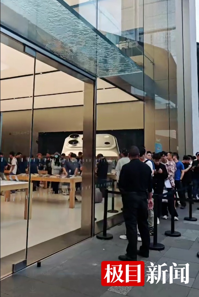 iPhone17系列发售首日，多地门店排起长队