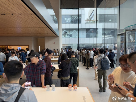 iPhone 17正式开售，橙色Pro Max黄牛最高加价1500元