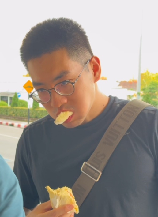 一家五口登机前30分钟狂吃11斤榴莲“硬吞”到怀疑人生