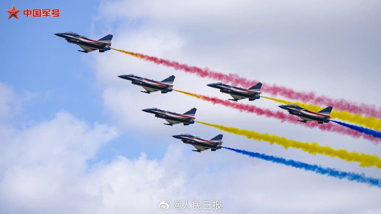 收藏壁纸！八一飞行表演队天际炫舞