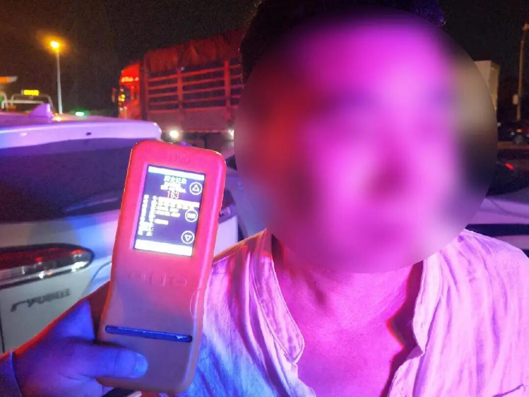 上海警方:熊某涉嫌危险驾驶罪及肇事逃逸,已被刑拘 上海警方:熊某涉嫌危险驾驶罪及肇事逃逸,已被刑拘
