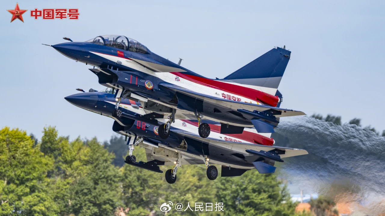 收藏壁纸！八一飞行表演队天际炫舞