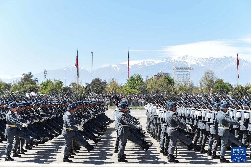智利举行陆军节阅兵式